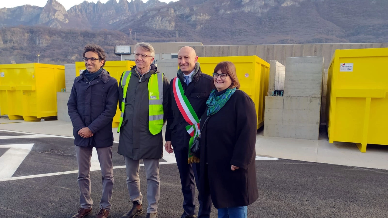 Al taglio del nastro ieri mattina erano presenti il sindaco di Lecco Mauro Gattinoni e l’assessore Renata Zuffi insieme alla presidente di Silea Spa Francesca Rota