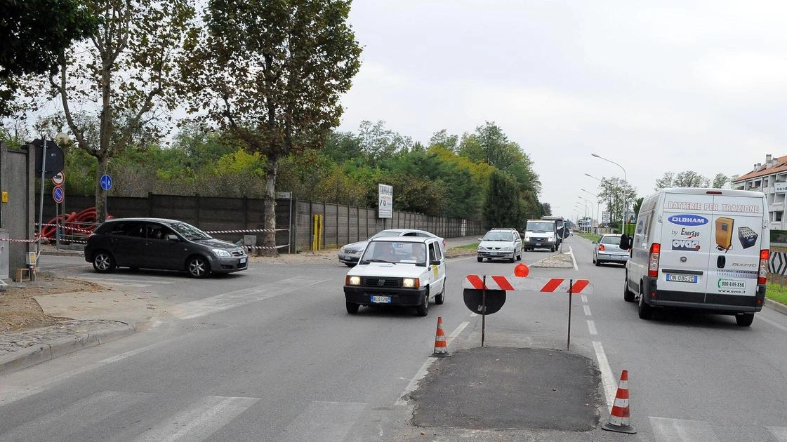 In via Novara sono in corso i lavori anche per la realizzazione della pista ciclabile