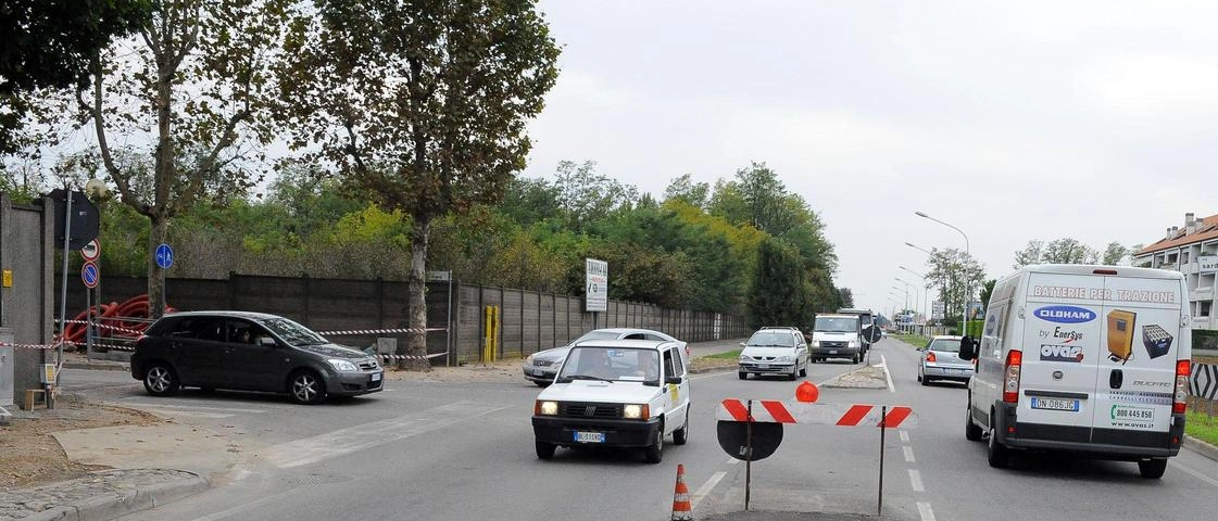 I lavori sulla rete del teleriscaldamento stanno creando troppi disagi. La possibile soluzione: accesso libero alla strada riservata ai mezzi di soccorso.