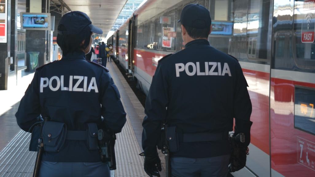 Strappano la collana a un viaggiatore a bordo di un treno: ladri bloccati alla stazione di Porta Garibaldi