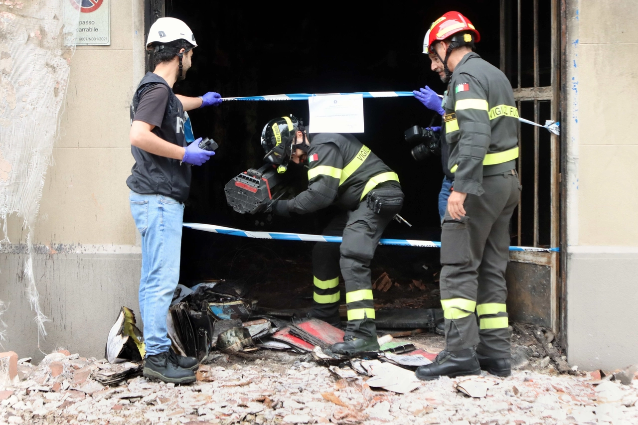 I rilievi sul luogo dell'incendio in via Fra Galgario (Salmoirago)