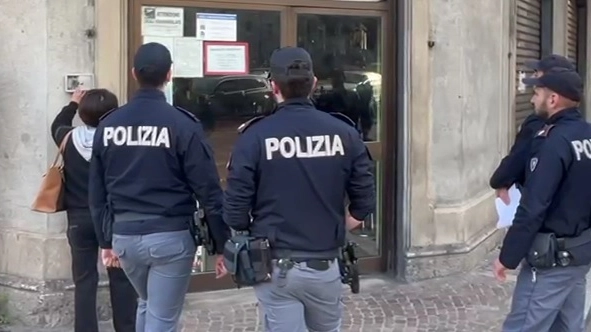 Como, chiuso bar in piazza San Rocco (foto polizia)