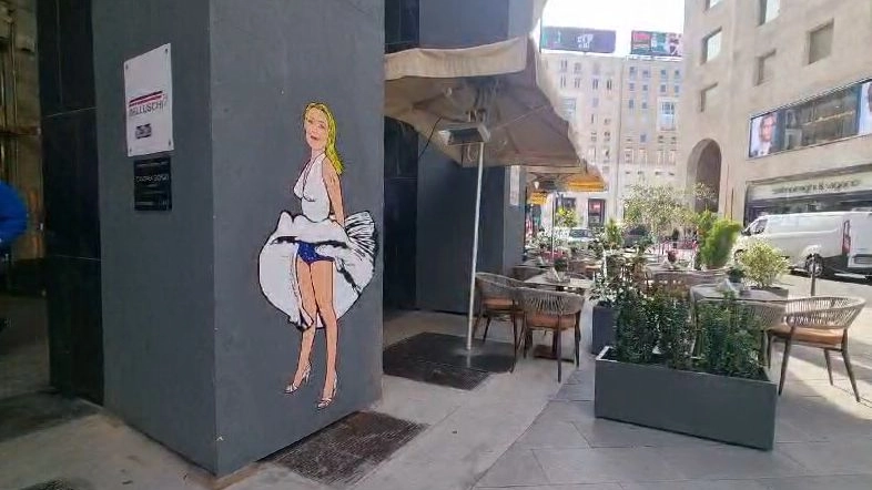 Milano, il murales di Giorgia come Marilyn che svela l'underwear con la bandiera dell’UE nell'opera di aleXsandro Palombo in Via Monte Napoleone angolo Corso Giacomo Matteott