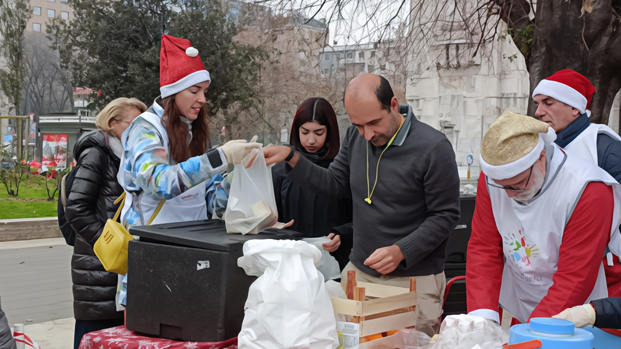 Nicola Lamberti fondatore di PlanEat durante la distribuzione della “lasagna sospesa” davanti alla stazione Centrale di Milano