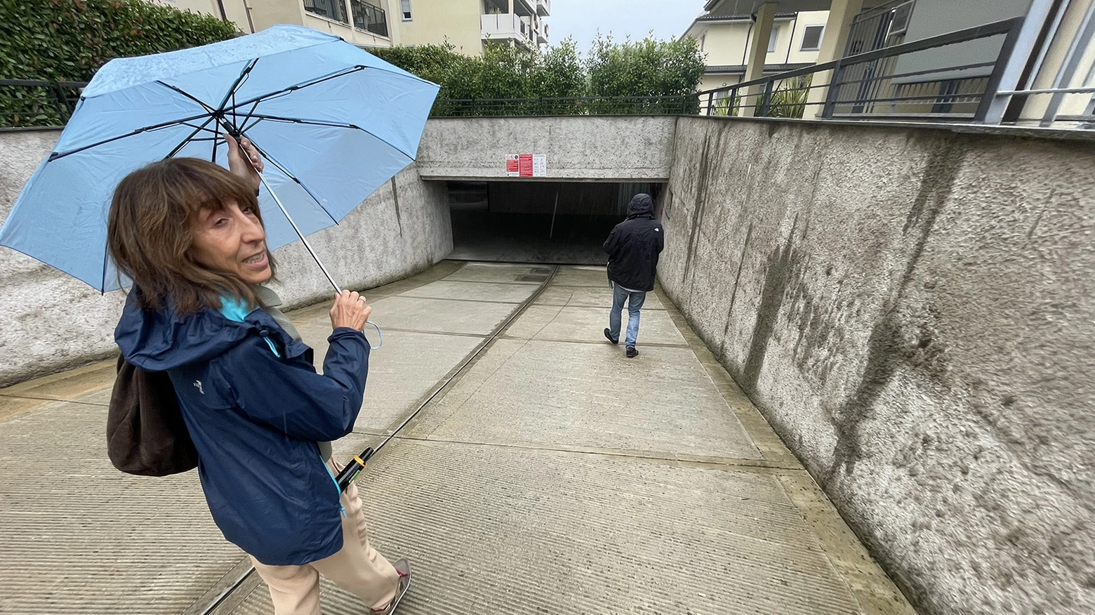 La rampa d'accesso che conduce ai box del condominio di via Friuli 9