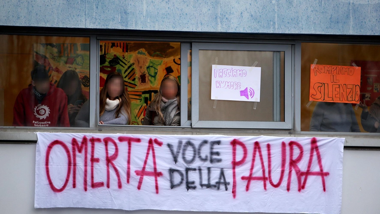 Gli striscioni appesi dagli studenti alle finestre della sede centrale del liceo Parini in via Gramsci