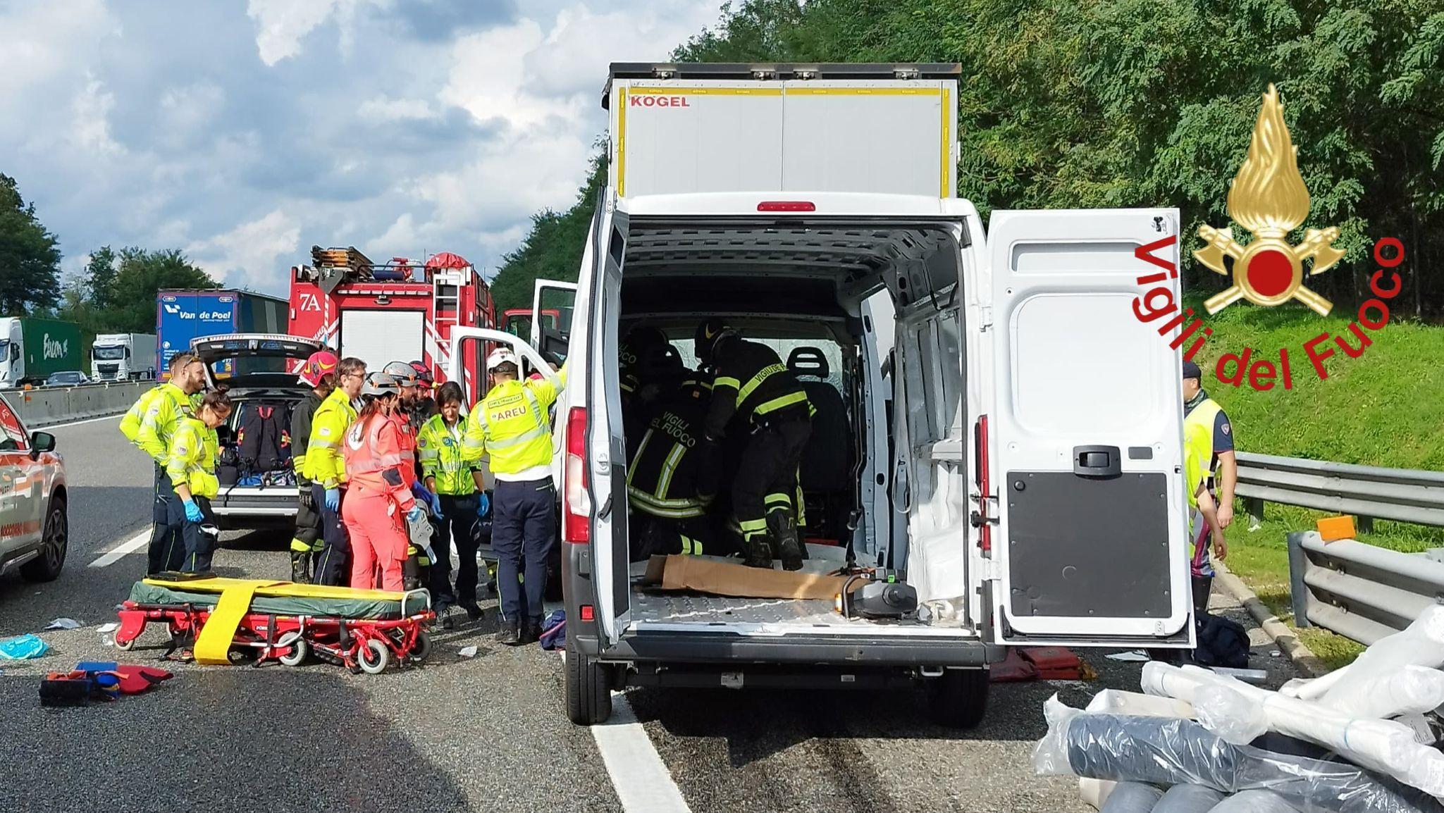 Incidente sull’A9 tra furgone e tir: un morto