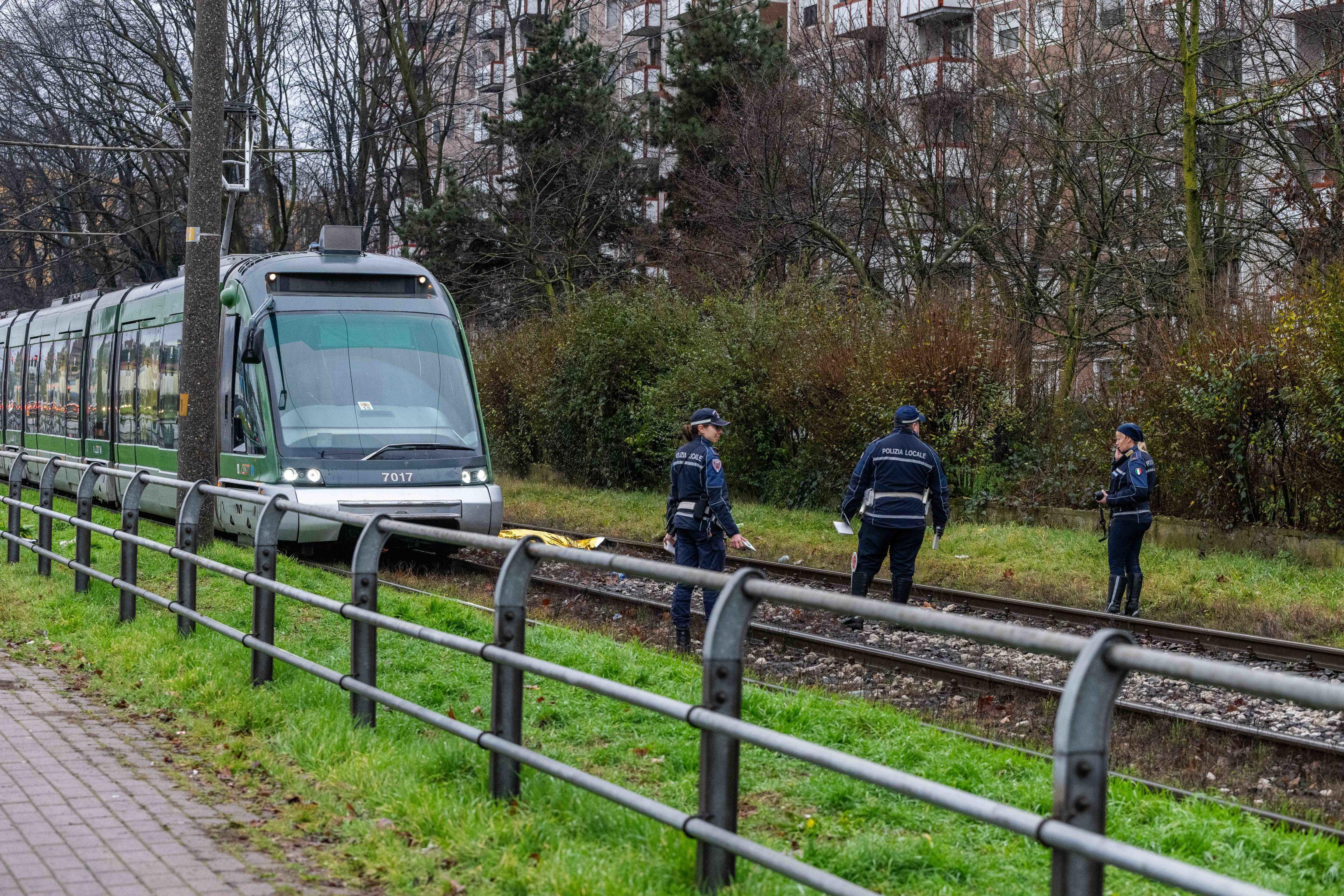 La serata in un locale, l’uscita nel buio, la caduta sui binari: morte assurda sotto il tram