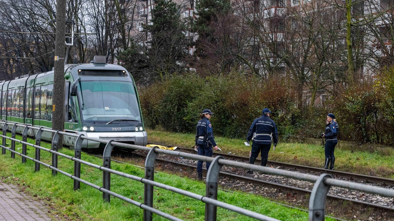 I rilievi della Polizia locale sul luogo dell’incidente in via dei Missaglia Foto Fasani/Ansa