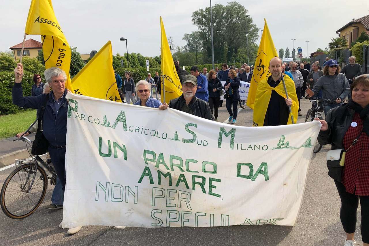 Una manifestazione contro l'insediamento di un polo logistico a Lacchiarella, nel Milanese