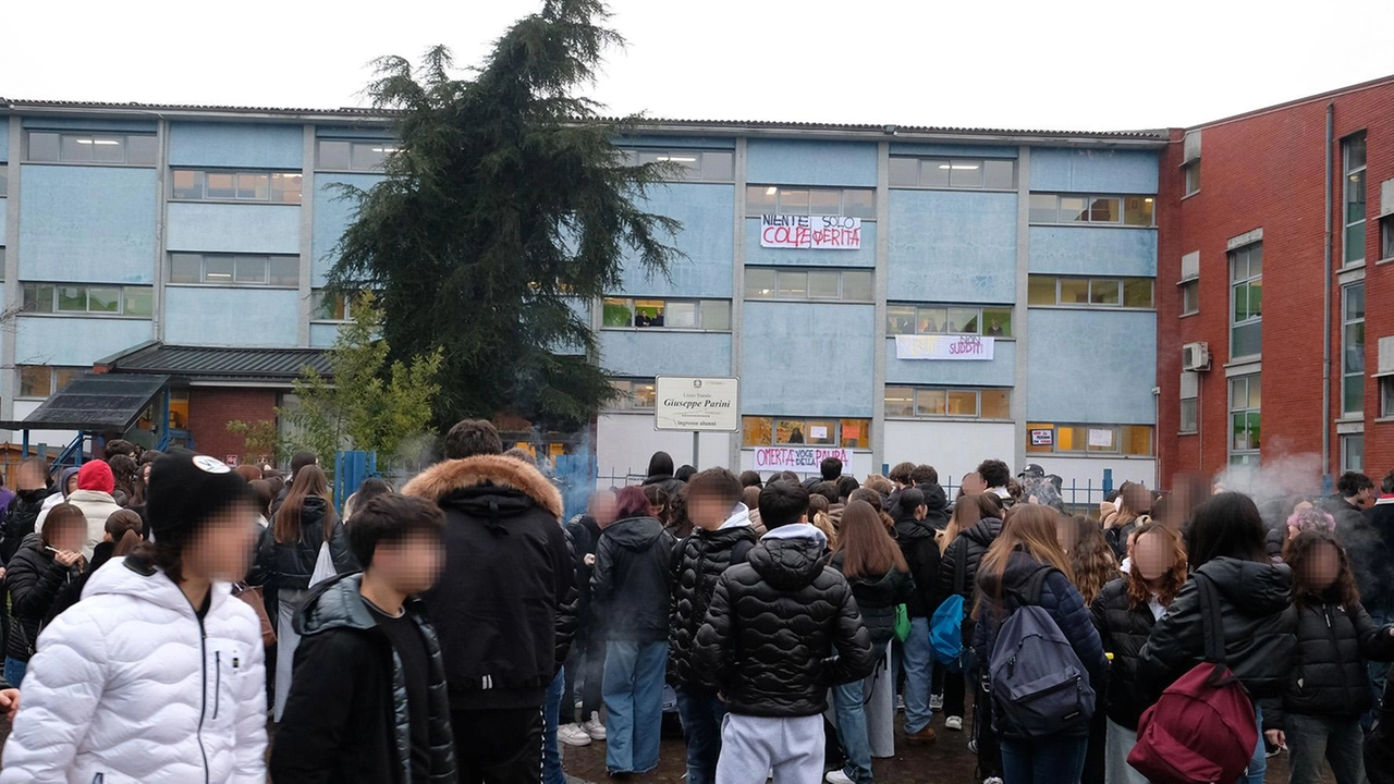 Incontro con il preside nel cortile del liceo in subbuglio "C’è un discorso educativo da affrontare, avrete il nostro aiuto".