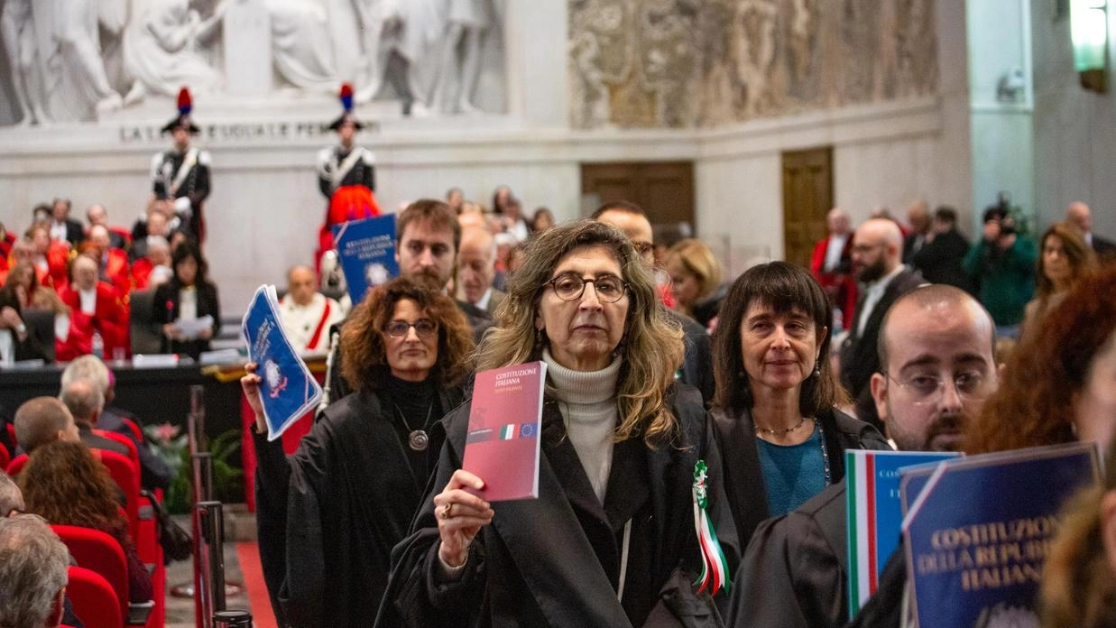 Sit in dei magistrati sulle scale del Tribunale con la Costituzione in mano. Poi escono dall’aula magna quando parla la rappresentante del Governo.