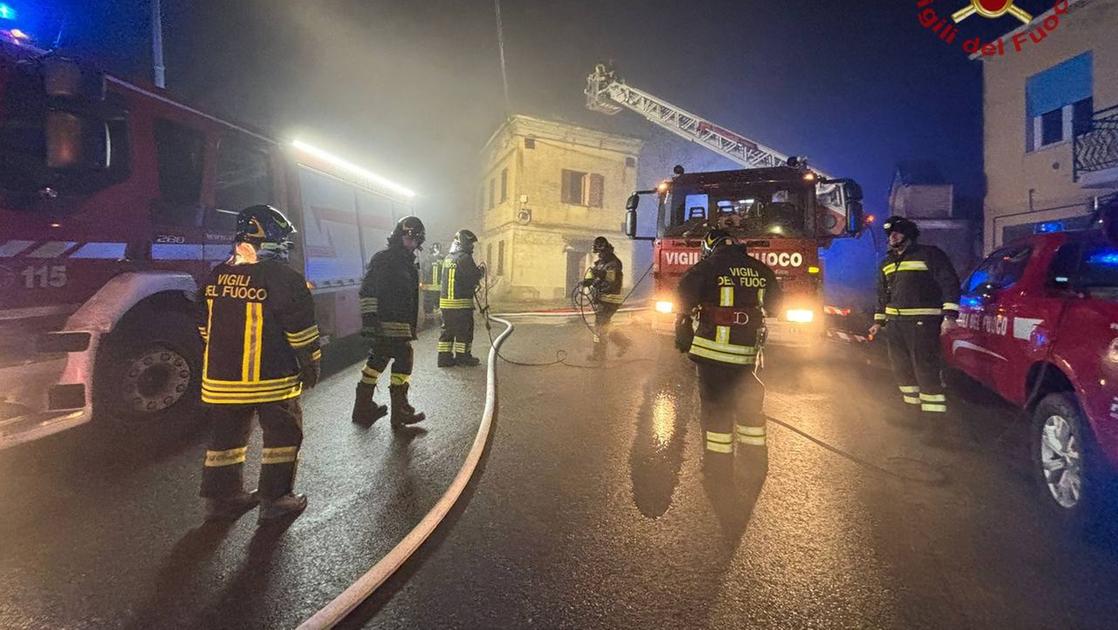 Santa Maria della Versa, incendio nella notte: dieci ore per spegnere le fiamme