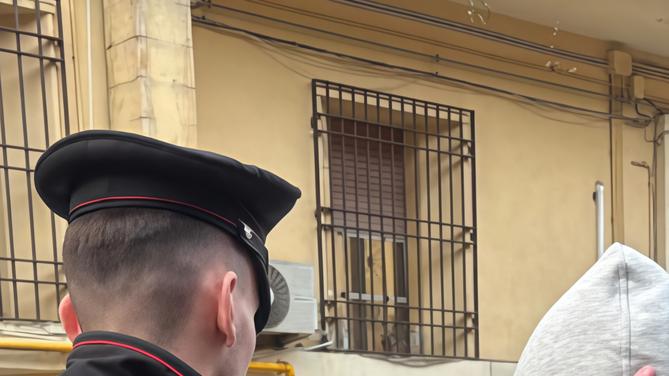 Ai domiciliari con il vizio dei furti. Arrestato dopo un inseguimento