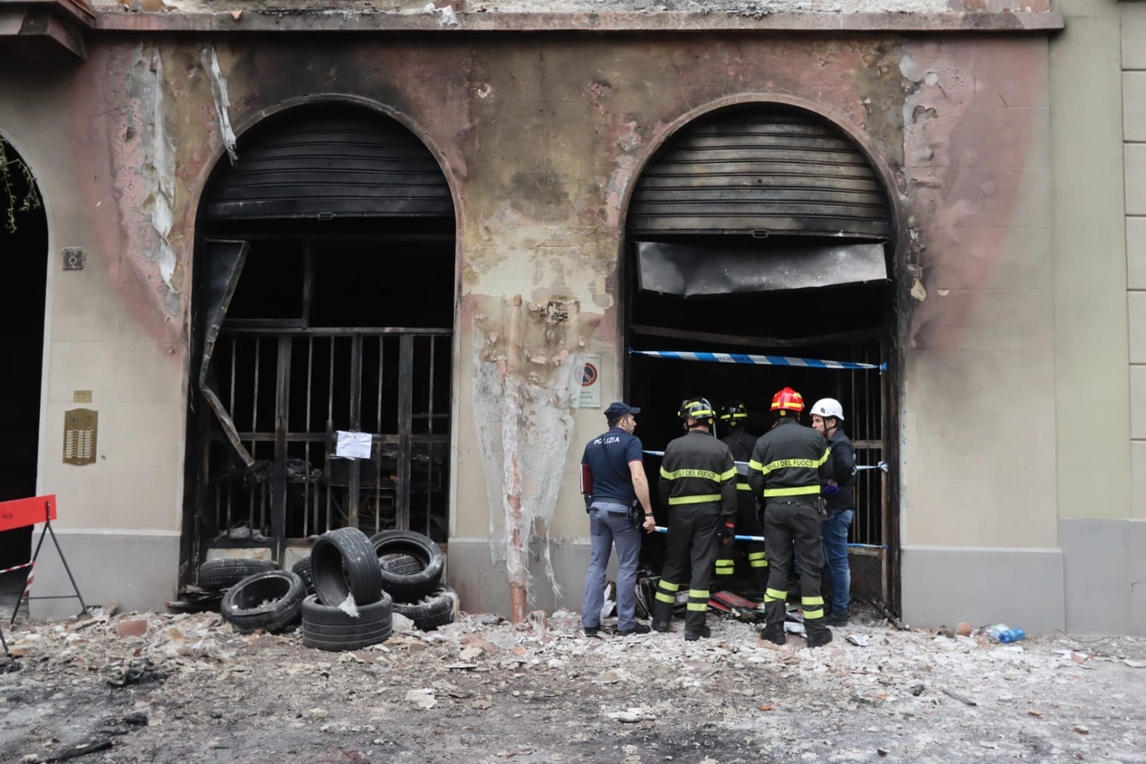 I vigili del fuoco davanti all'officina dove si è sprigionato l'incendio