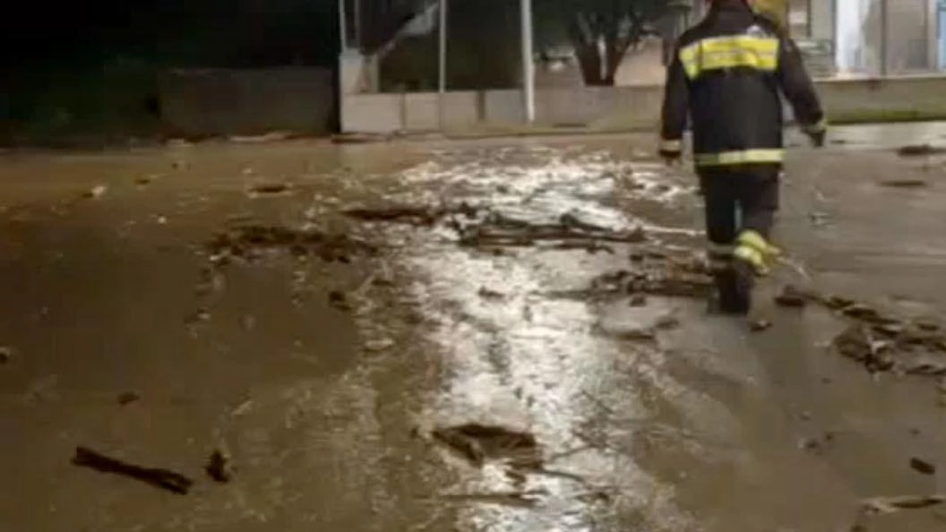 Maltempo a Darfo, Valcamonica: esondazione del torrente Budrio causa evacuazioni e blocco ferrovia. Intervento rapido di protezione civile e vigili del fuoco per ripristinare la situazione.