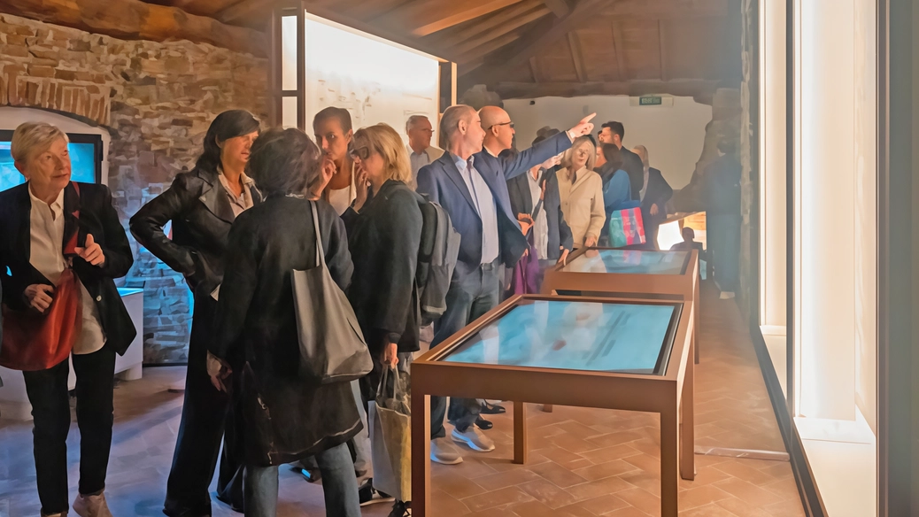 Il nuovo Museo delle Mura veneziane a Bergamo, inaugurato a Porta Sant'Agostino, racconta la storia e il legame profondo con Venezia, con pezzi unici e installazioni multimedia. Un progetto che valorizza la storia e la cultura della città.