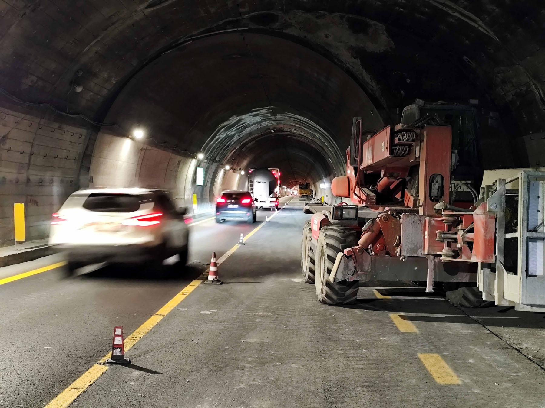 Monte Piazzo, la galleria senza pace. Blocco in calcestruzzo travolge un operaio: paura nel cantiere olimpico