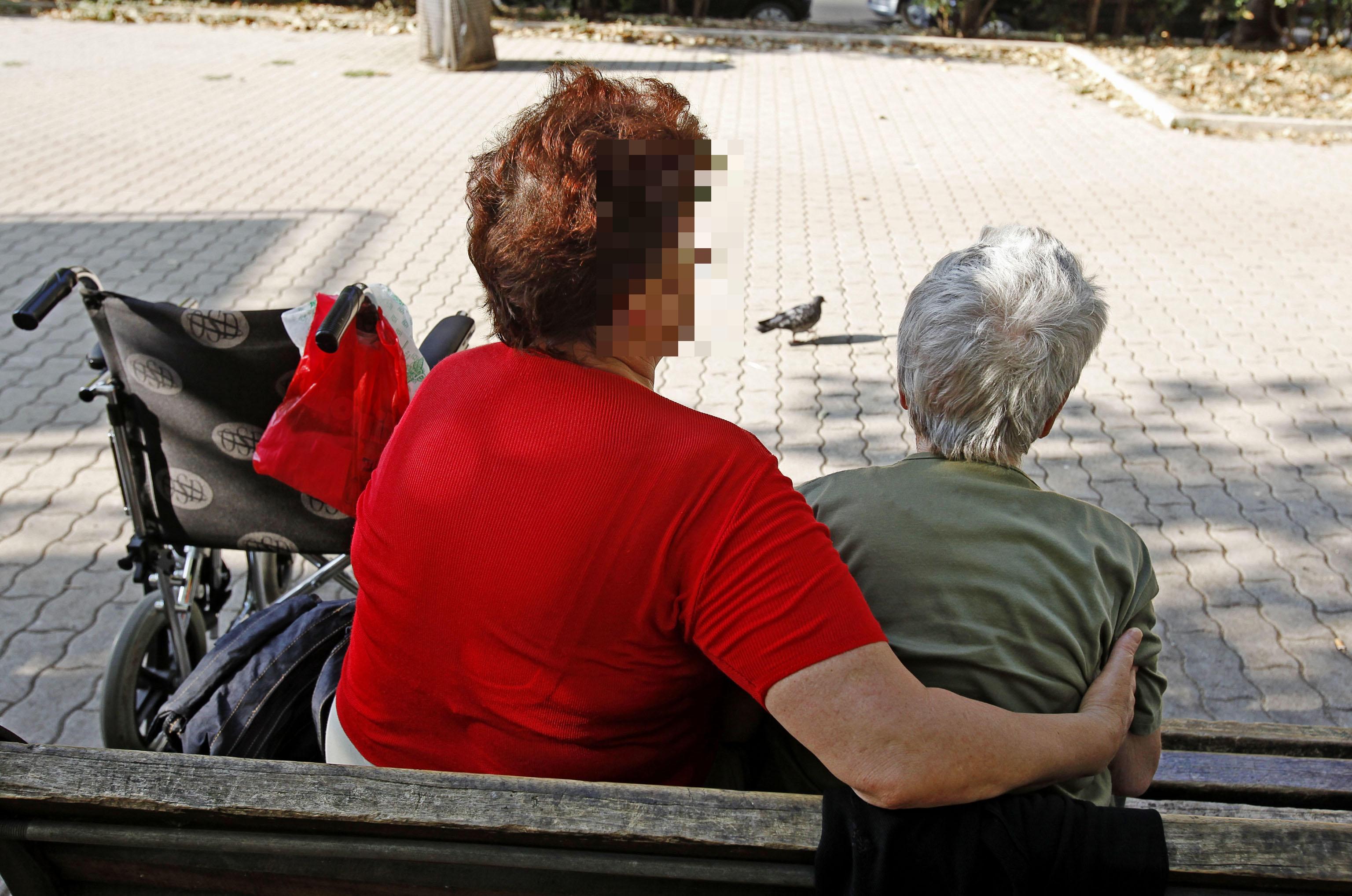 Pensioni insufficienti per le cure: “La badante costa 4mila euro, la Rsa ne voleva 3. Noi prendiamo 2.300 euro”