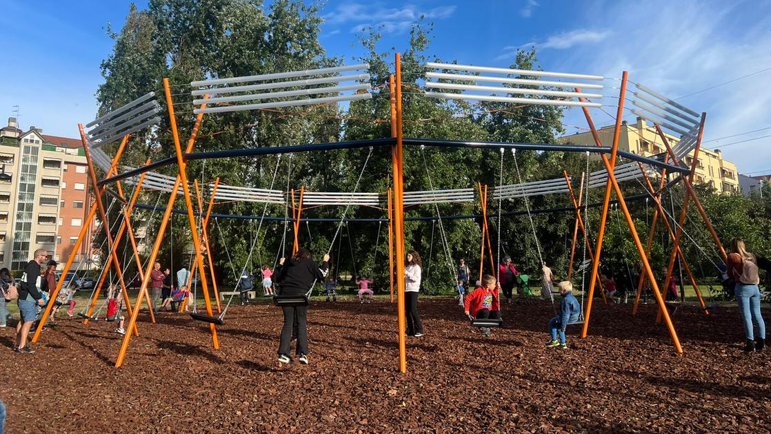 Buccinasco, al parco arriva Swing: un’altalena (con 24 sedute) che celebra il tempo libero