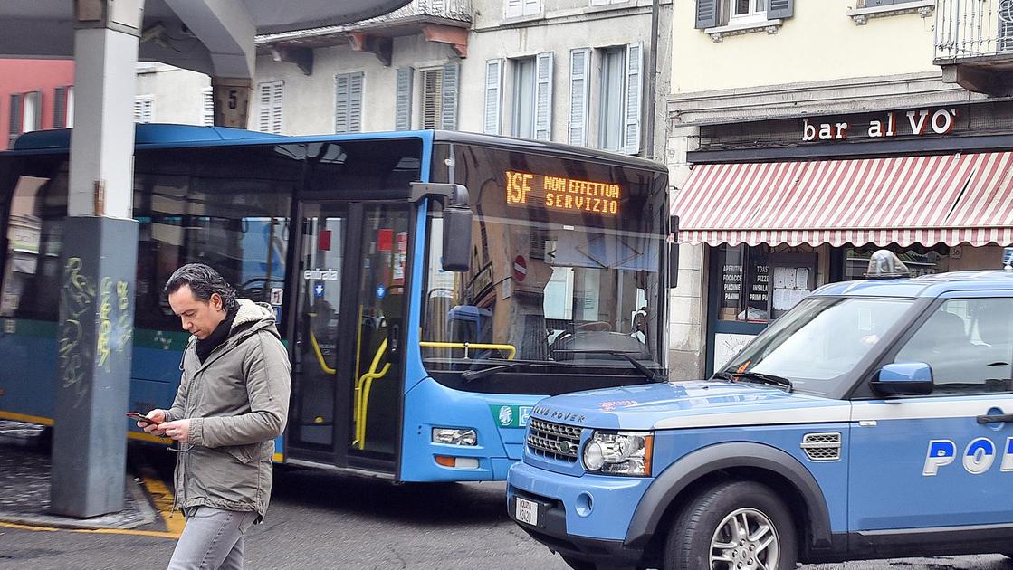 Brusca frenata sull’autobus. Due passeggeri in ospedale