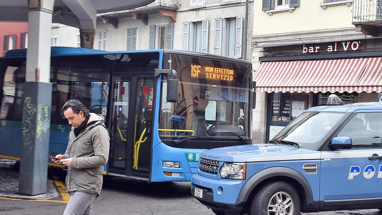 Una brusca frenata e tutti i passeggeri finiti a terra. È accaduto ieri mattina alle 10 su un bus elettrico...