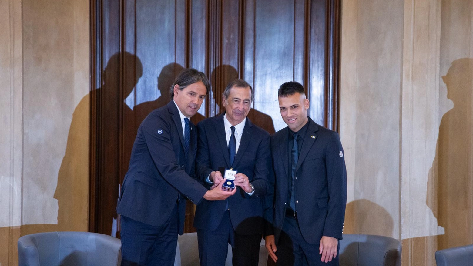 Il sindaco di Milano, Beppe Sala, con Simone Inzaghi, allenatore dell'Inter, e Lautaro Martinez capitano dei nerazzurri