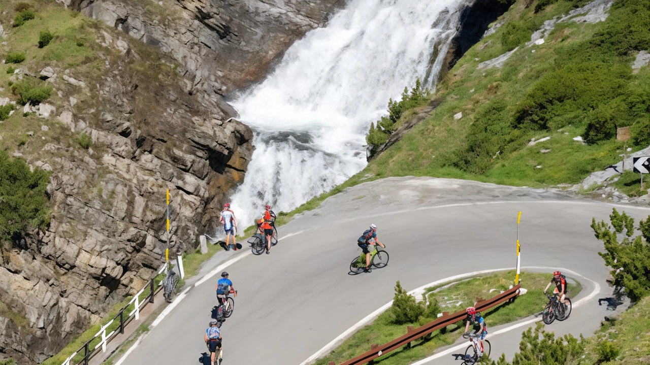 L'Enjoy Stelvio Valtellina 2024 chiude le strade ai veicoli motorizzati per permettere a ciclisti ed escursionisti di salire in tranquillità sui passi alpini della provincia di Sondrio. Un'inedita iniziativa che sta riscuotendo successo tra gli appassionati di ciclismo.