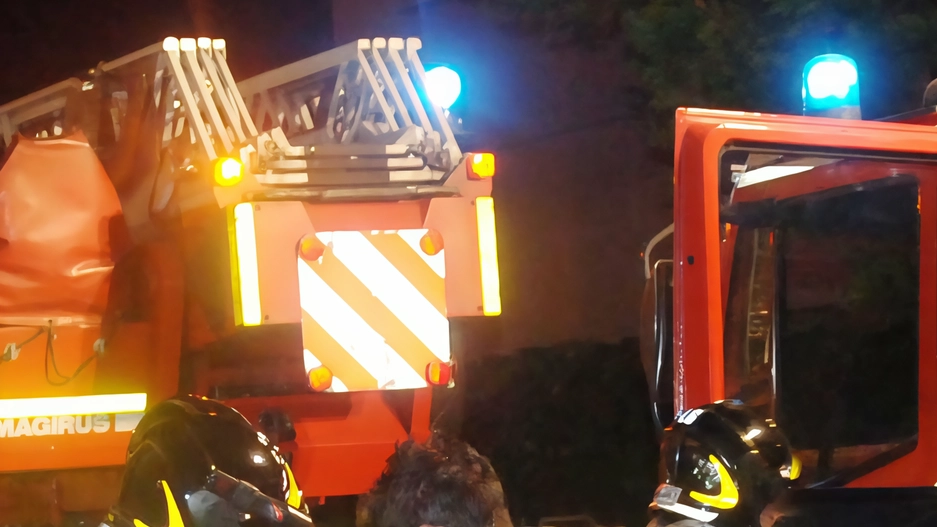 I vigili del fuoco hanno domato le fiamme divampate. da un’auto all’interno di una rimessa