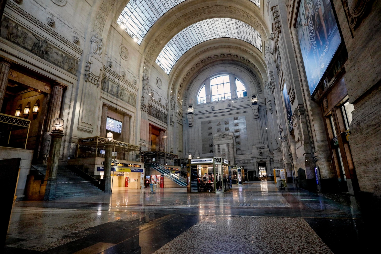 L'atrio della Stazione Centrale di Milano, dove i passeggeri sono approdati intorno alle 23 di notte