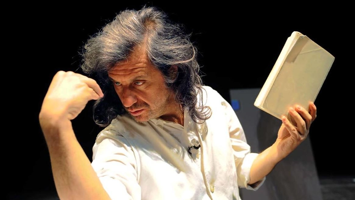 Alessandro Bergonzoni inaugura la stagione teatrale di Tirano con "Arrivano i dunque". Una programmazione ricca e coinvolgente attende il pubblico, con spettacoli di grande rilievo emotivo e interpreti noti. Isabella Ciapponi Landi invita tutti a partecipare a questa avventura teatrale.