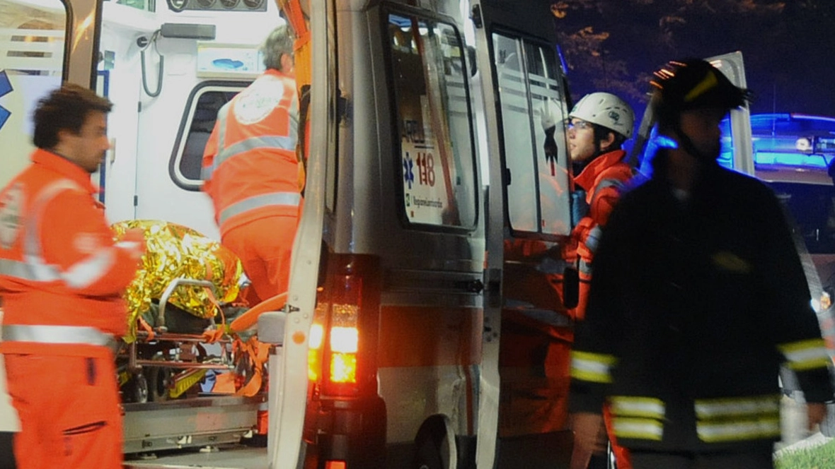 Ambulanza e vigili del fuoco in azione nella notte (Foto archivio)