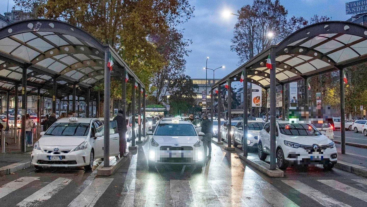 L'era dei taxi vicino alla Stazione Centrale di Milano (Ansa/Andrea Fasani)