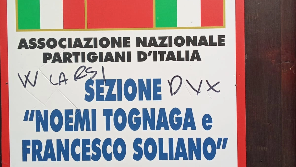 Le scritte fasciste alla sede Anpi di Vigevano (foto da Facebook)