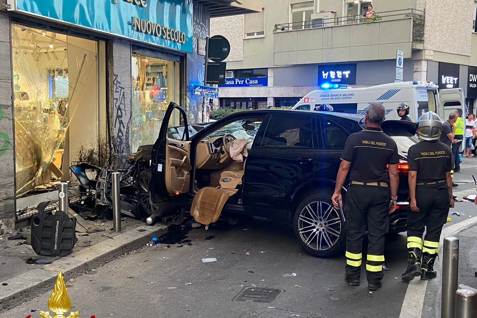 L'auto finita contro la vetrina in via Aleardi (foto vigili del fuoco)