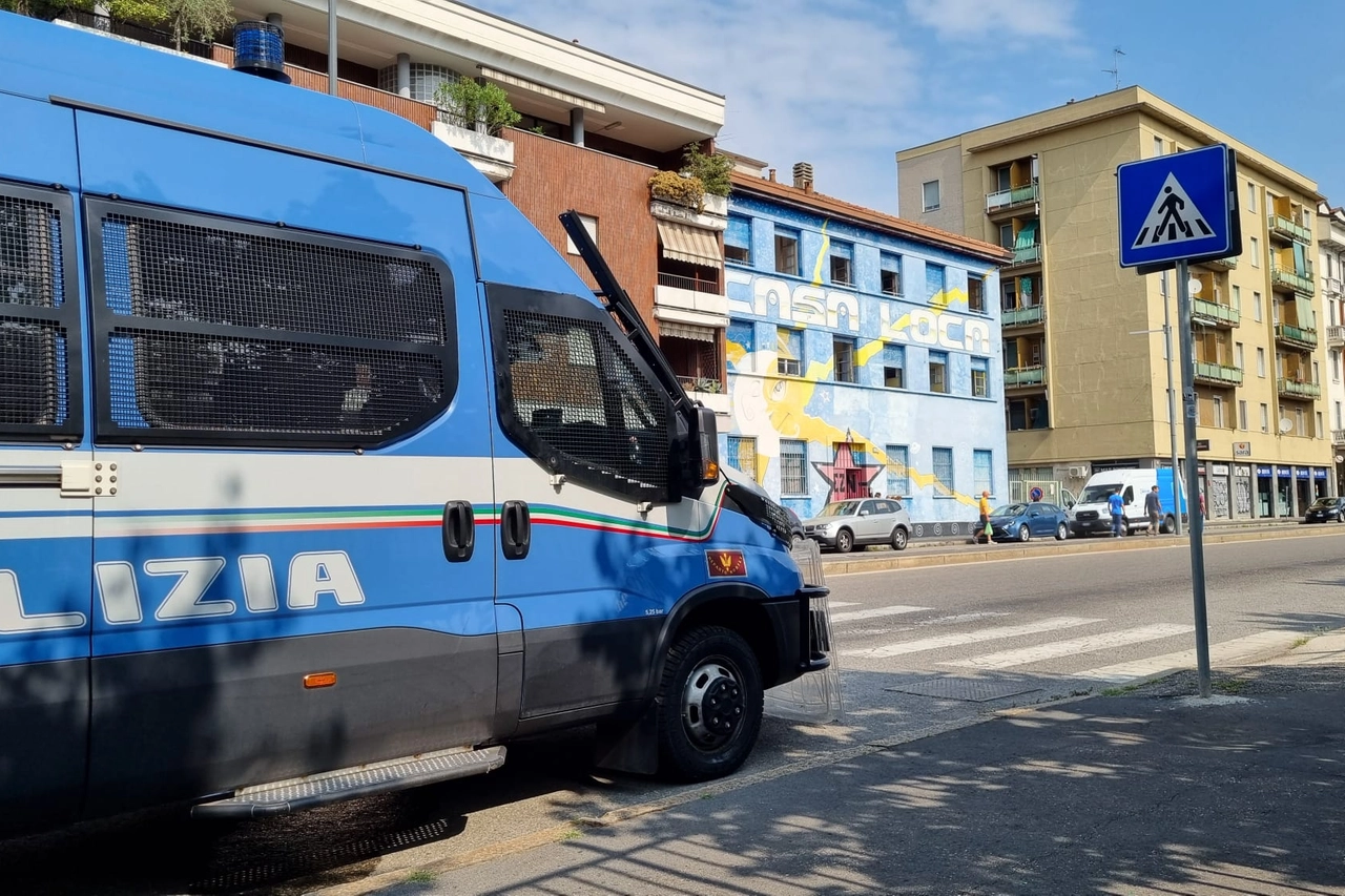 L'arrivo della polizia nell'immobile occupato in viale Sarca