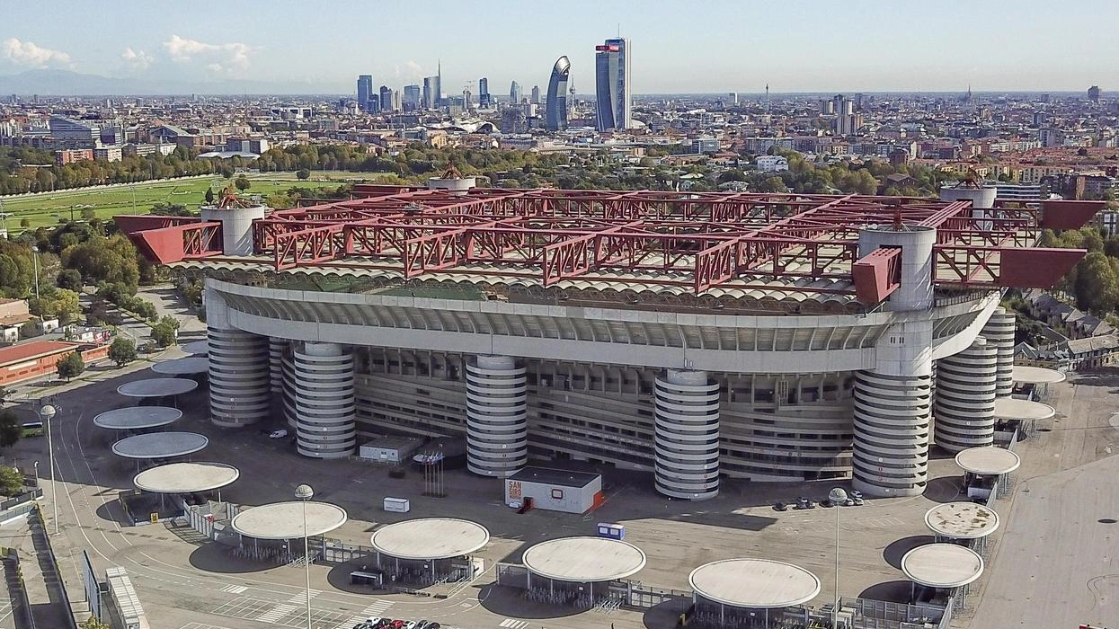 Lo stadio di San Siro e, sullo sfondo, i grattacieli di CityLife e Porta Nuova: il Meazza non ospiterà la finale di Champions League del 2027