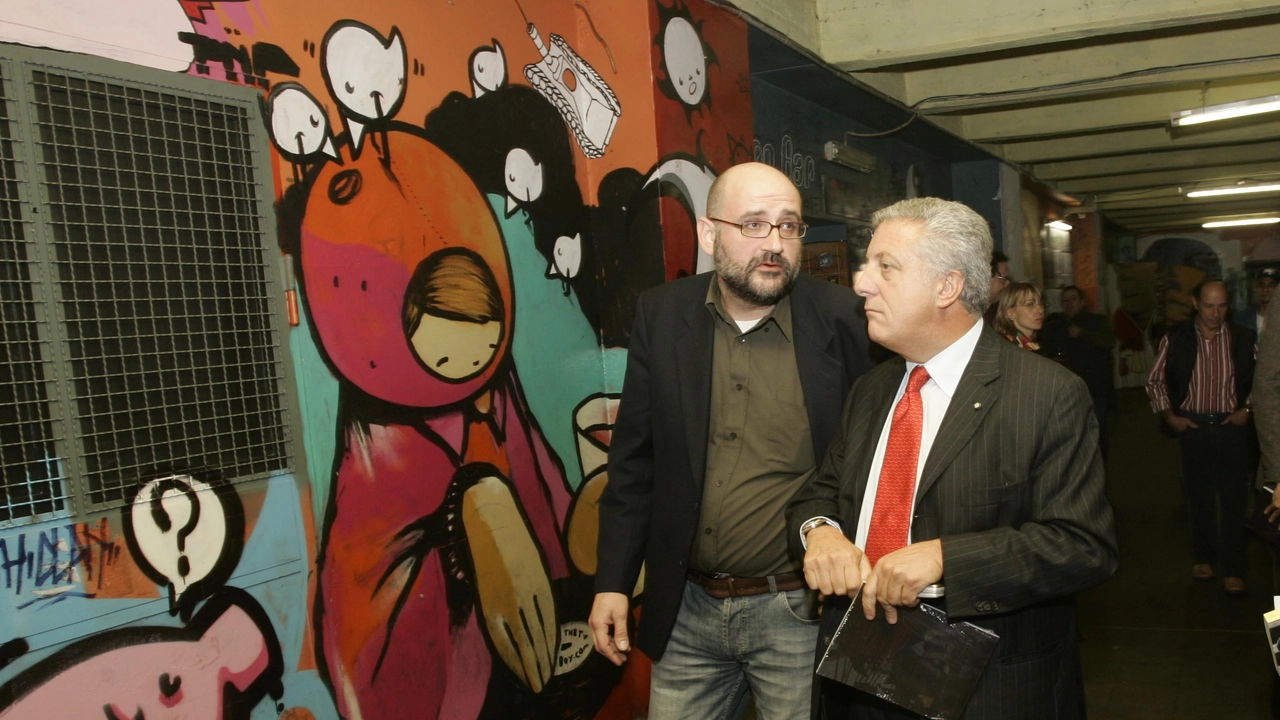 Daniele Farina guida il sottosegretario Naccarato nel tour tra i graffiti. Era il 2006