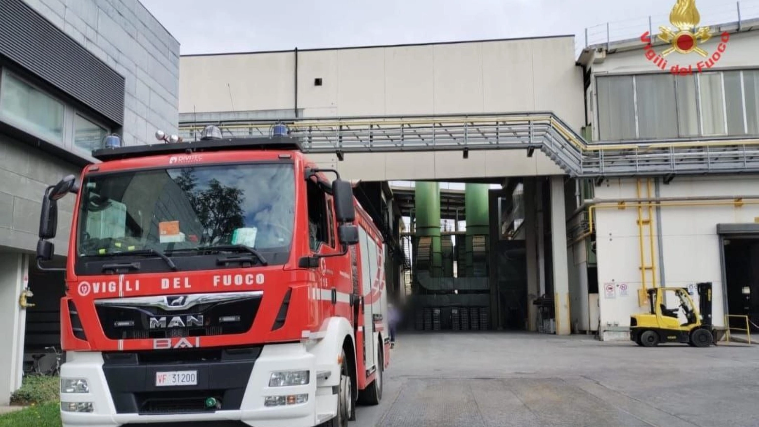 Un operaio di 62 anni è ricoverato in gravi condizioni all'ospedale San Gerardo di Monza, dopo essere stato investito da una colata di piombo fuso