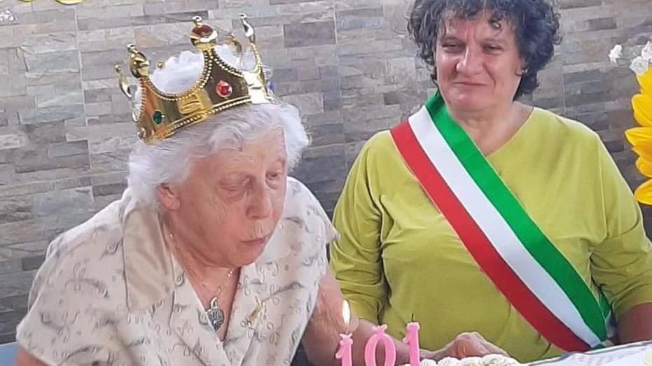 Laura Raimondi, 101 anni, festeggiata a Castellanza. Auguri di salute e serenità da parte della cittadinanza. Passione per il ballo e valori trasmessi alla famiglia.