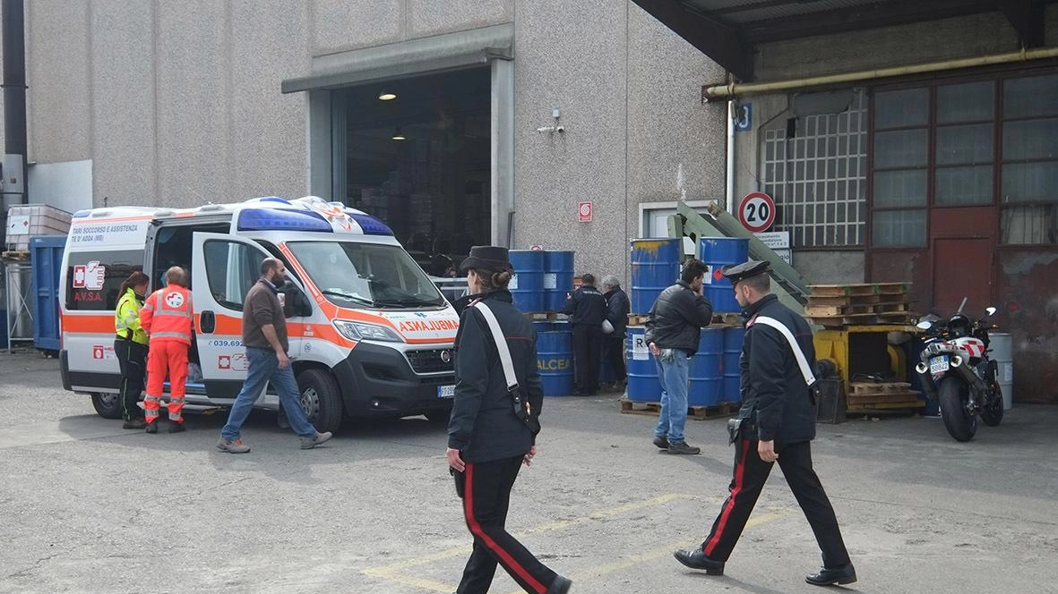 Il muletto fa manovra e lo travolge, schiacciandogli le gambe. Grave infortunio ieri pomeriggio nel piazzale della Deral spa...