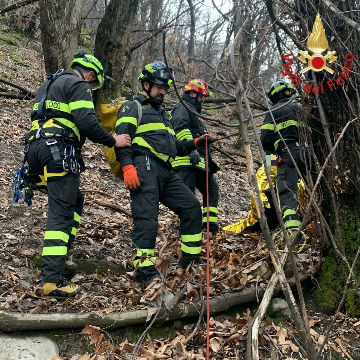 Argegno, cade nella scarpata ma riesce a chiamare i soccorsi: salvo grazie al gps