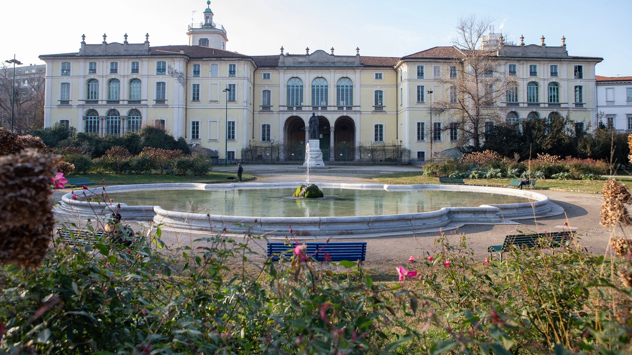 Palazzo Dugnani, risalente al XVII secolo, fa da sfondo ai giardini di via Palestro