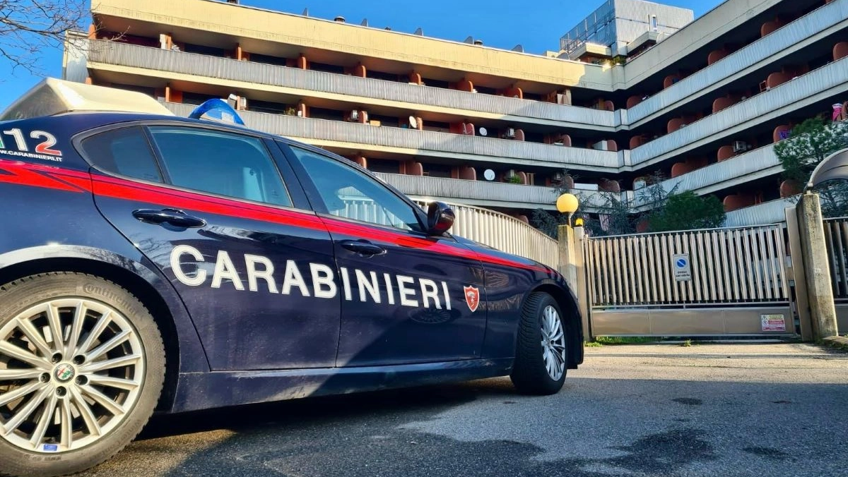 I controlli dei carabinieri al Falcon Residence