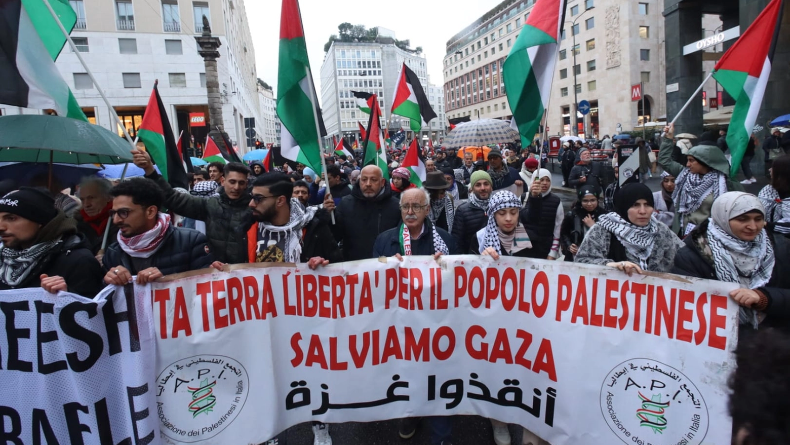 La manifestazione che ha sfilato per le vie del centro di Milano (Ansa/Paolo Salmoirago)