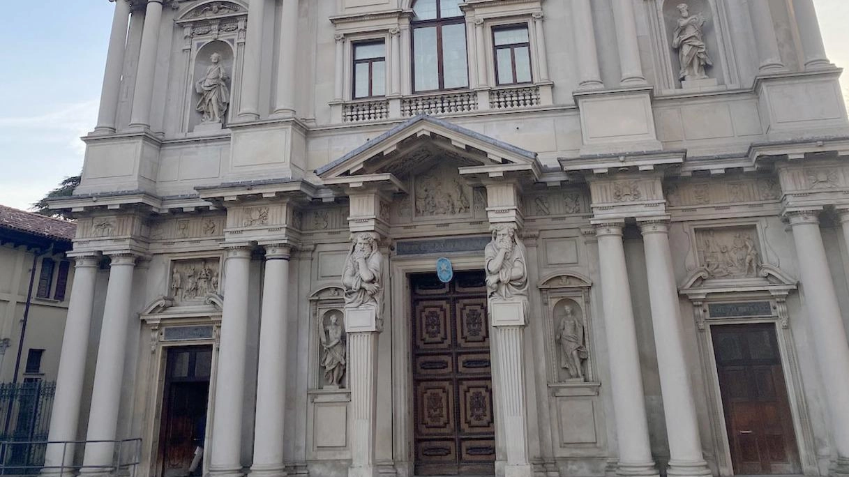 Santuario della Beata Vergine dei Miracoli visto dall’ingresso del Collegio Arcivescovile “Castelli”