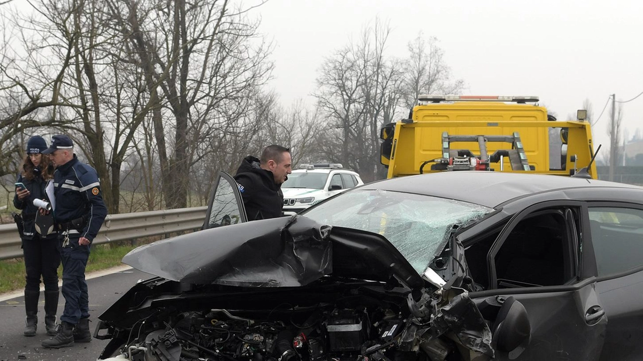 Trasportata al Niguarda in codice rosso dopo l’incidente sulla Cerca. La strada è rimasta chiusa per circa due ore: pesanti disagi al traffico.