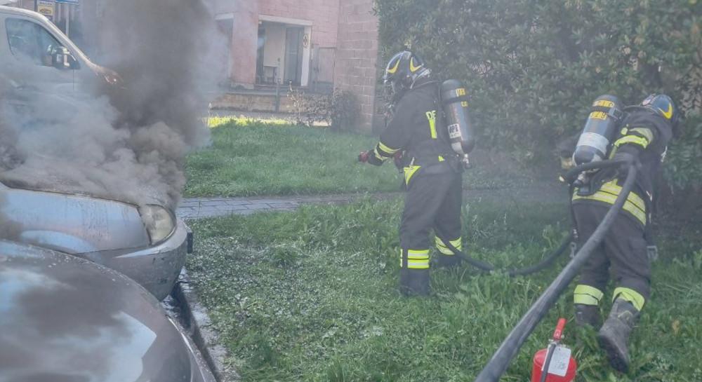 Bosisio, auto prende fuoco: il primo a intervenire è un vigile del fuoco in pensione