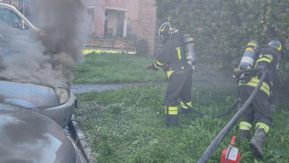 L'auto in fiamme a Bosisio