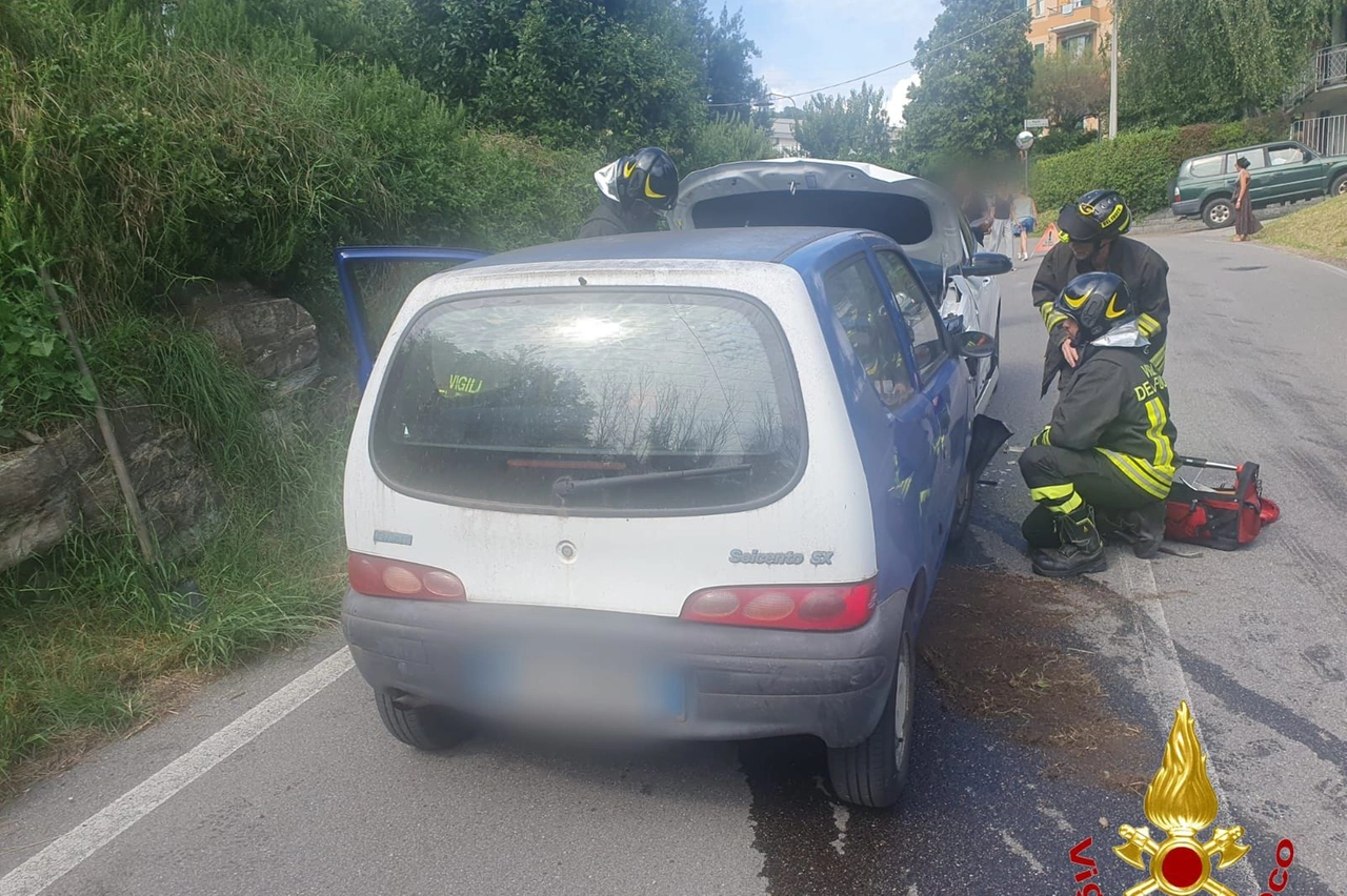 Uno dei due veicoli coinvolti nel frontale questo pomeriggio a Gemonio